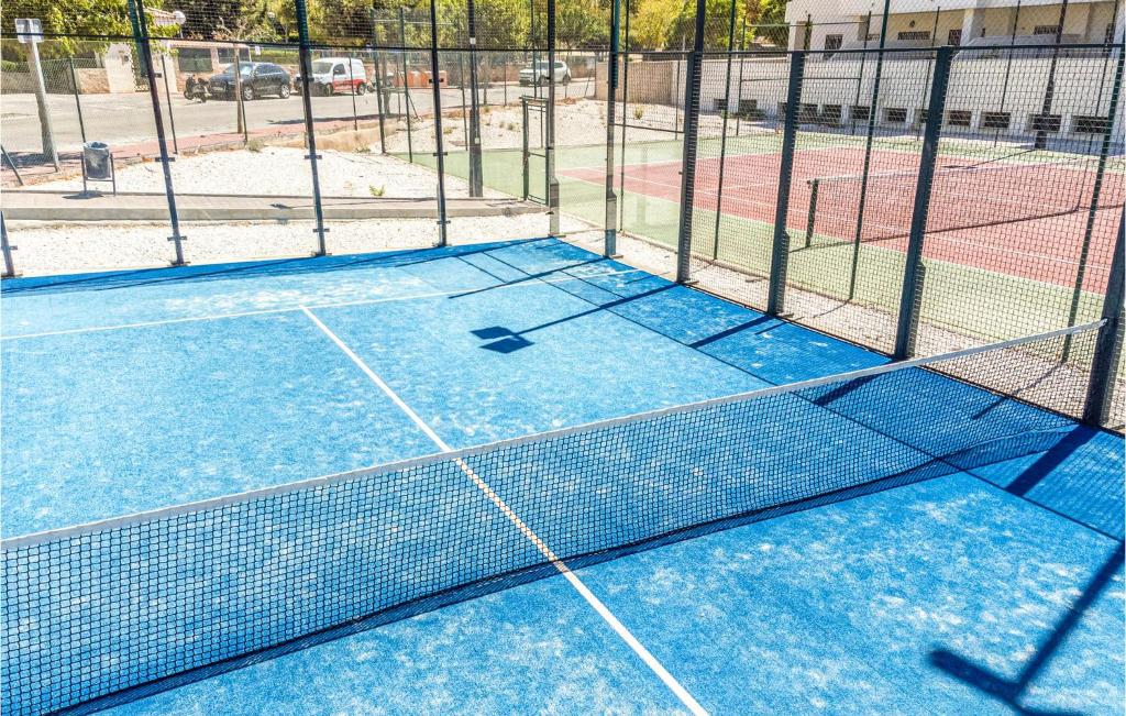 Tenis alebo squash v ubytovaní Nice Apartment In Benalmádena With Wifi alebo jeho okolí