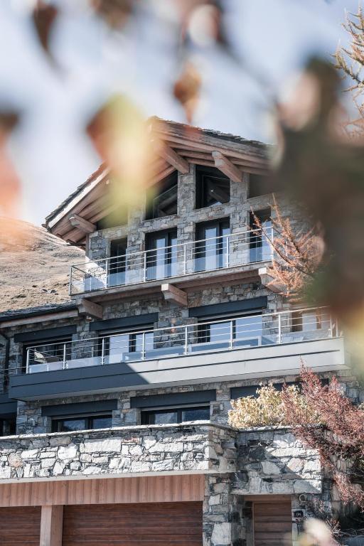 un bâtiment avec des balcons au-dessus dans l'établissement Chalet Ancolie, à Tignes