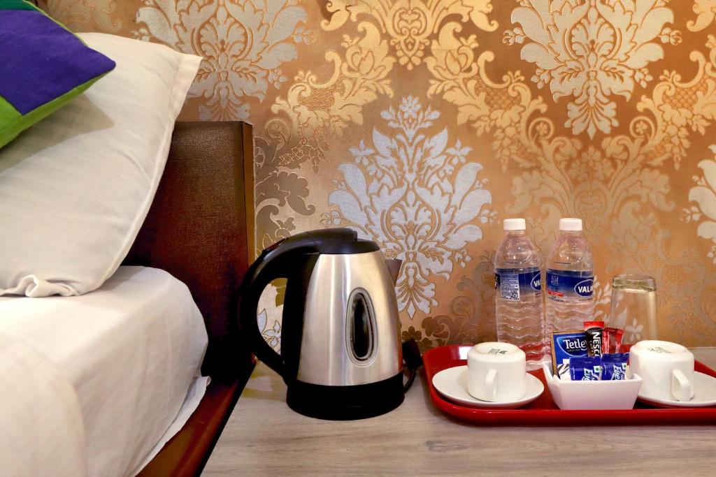 Příslušenství pro přípravu čaje a kávy v ubytování Sekaran Hotel OMR
