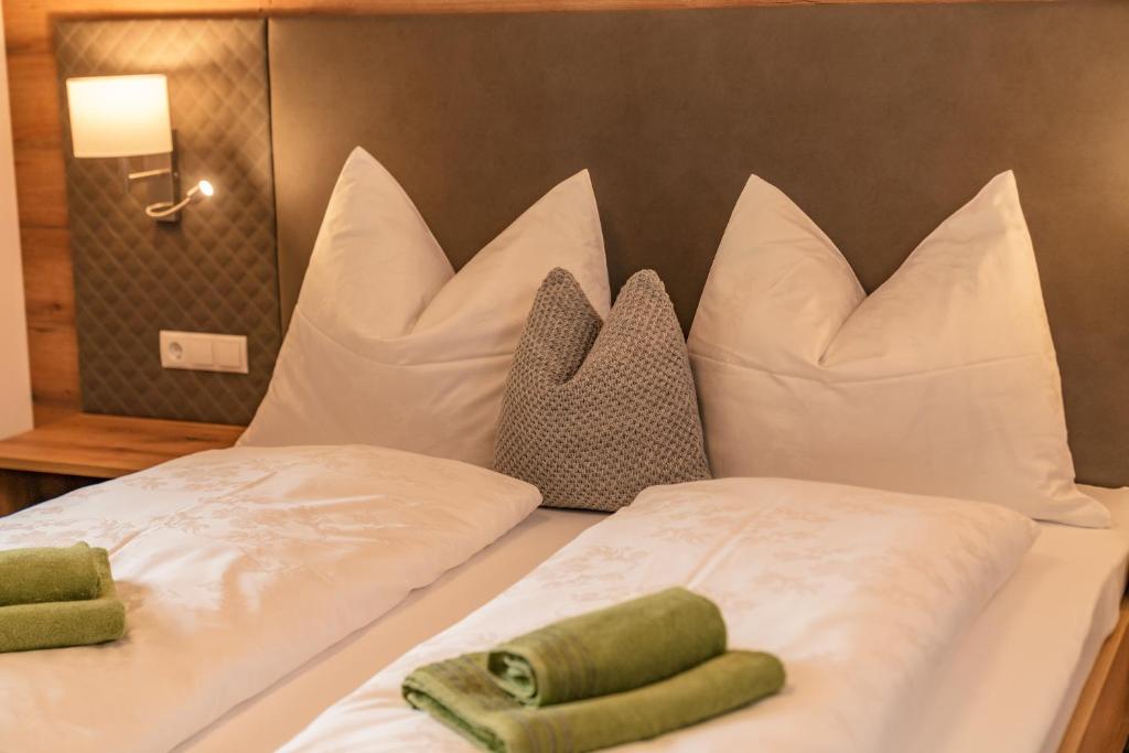 sypialnia z dwiema poduszkami na łóżku w obiekcie Appartements Die Ramsauerin w mieście Ramsau am Dachstein