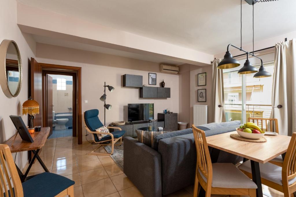 uma sala de estar com um sofá e uma mesa em Eleni's modern apartment em Volos