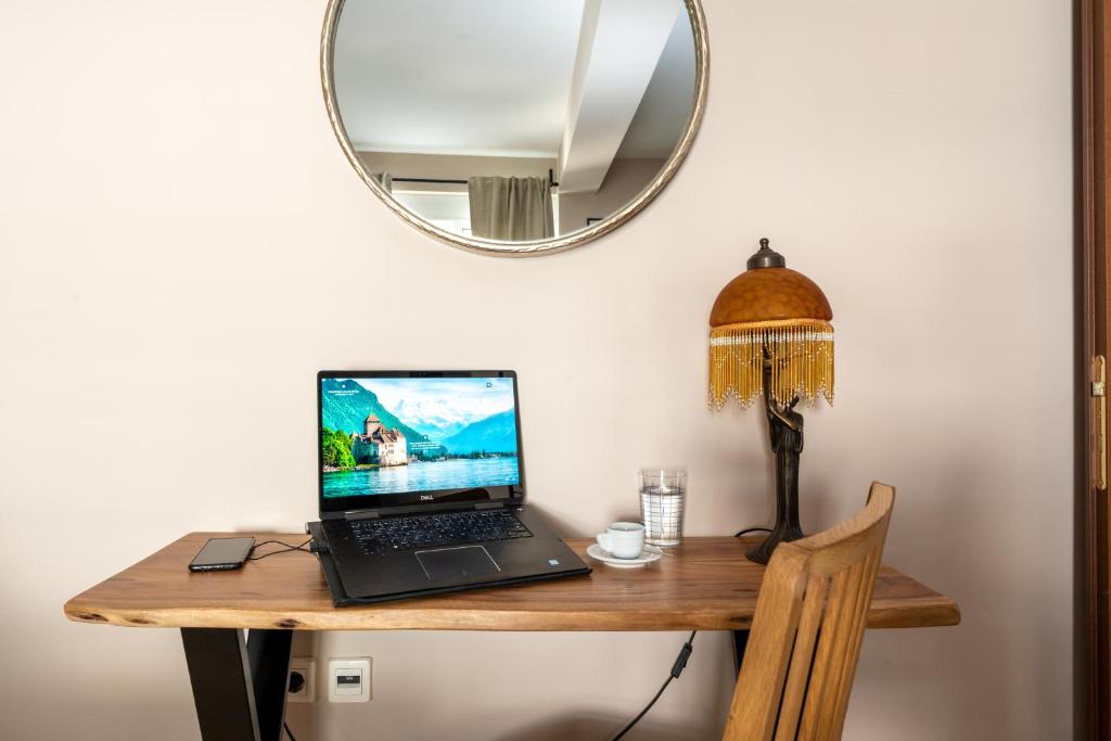 Telewizja i/lub zestaw kina domowego w obiekcie Eleni's modern apartment
