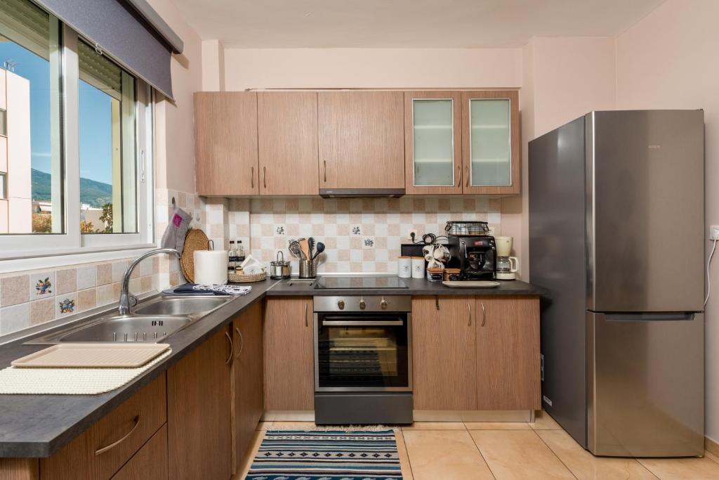Kuchnia lub aneks kuchenny w obiekcie Eleni's modern apartment