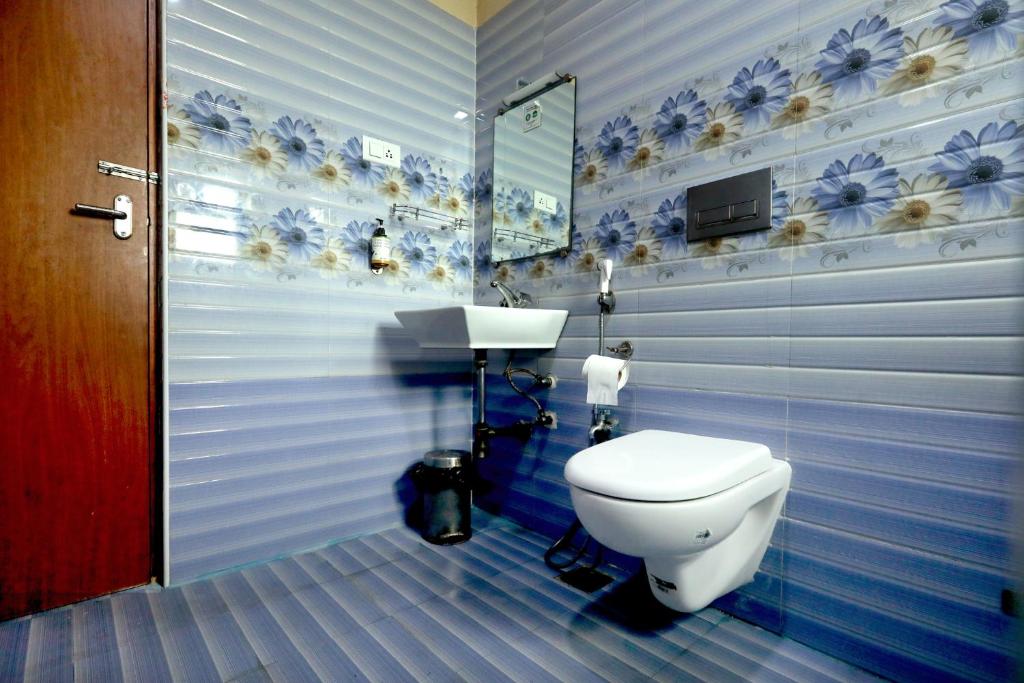 Koupelna v ubytování Sekaran Hotel OMR