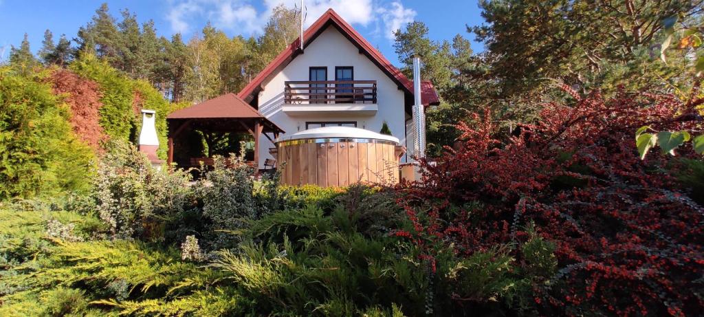 Un jardín fuera de Domek na Kaszubach - Wczasy Zdunowice