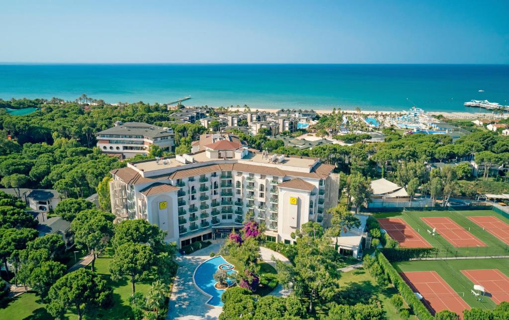 eine Luftansicht eines Resorts mit Meerblick in der Unterkunft TUI MAGIC LIFE Masmavi in Belek