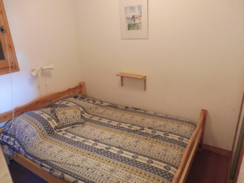 a small bedroom with a bed in a room at Appartement Crest-Voland, 3 pièces, 5 personnes - FR-1-595-65 in Crest-Voland