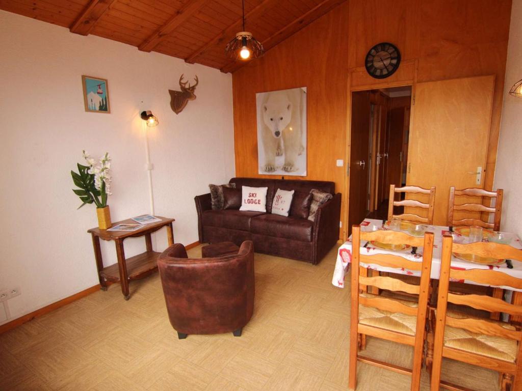 a living room with a couch and a table at Appartement Les Saisies, 2 pièces, 5 personnes - FR-1-594-81 in Hauteluce