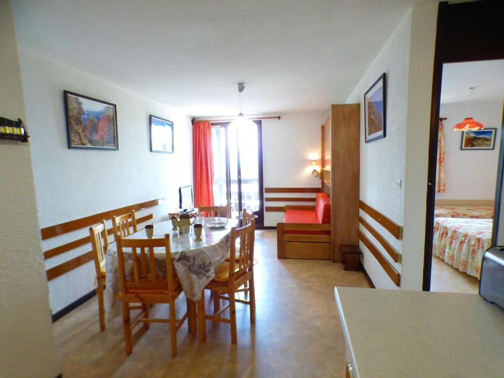 un salon avec une table et des chaises et une chambre dans l'établissement Appartement cosy 2 pièces, 5 personnes, balcon - Les Saisies - FR-1-594-85, à Hauteluce