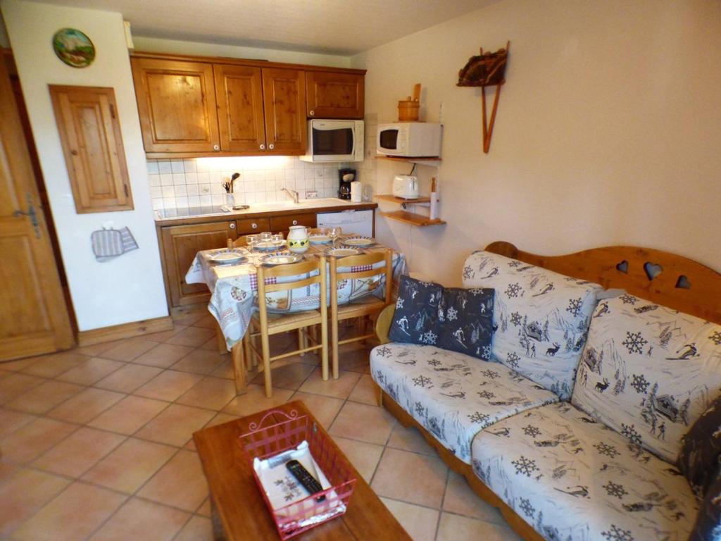 un salon avec un canapé et une table dans l'établissement Appartement cosy 2 pièces, 6 pers, Les Saisies, balcon, animaux admis - FR-1-594-99, à Hauteluce