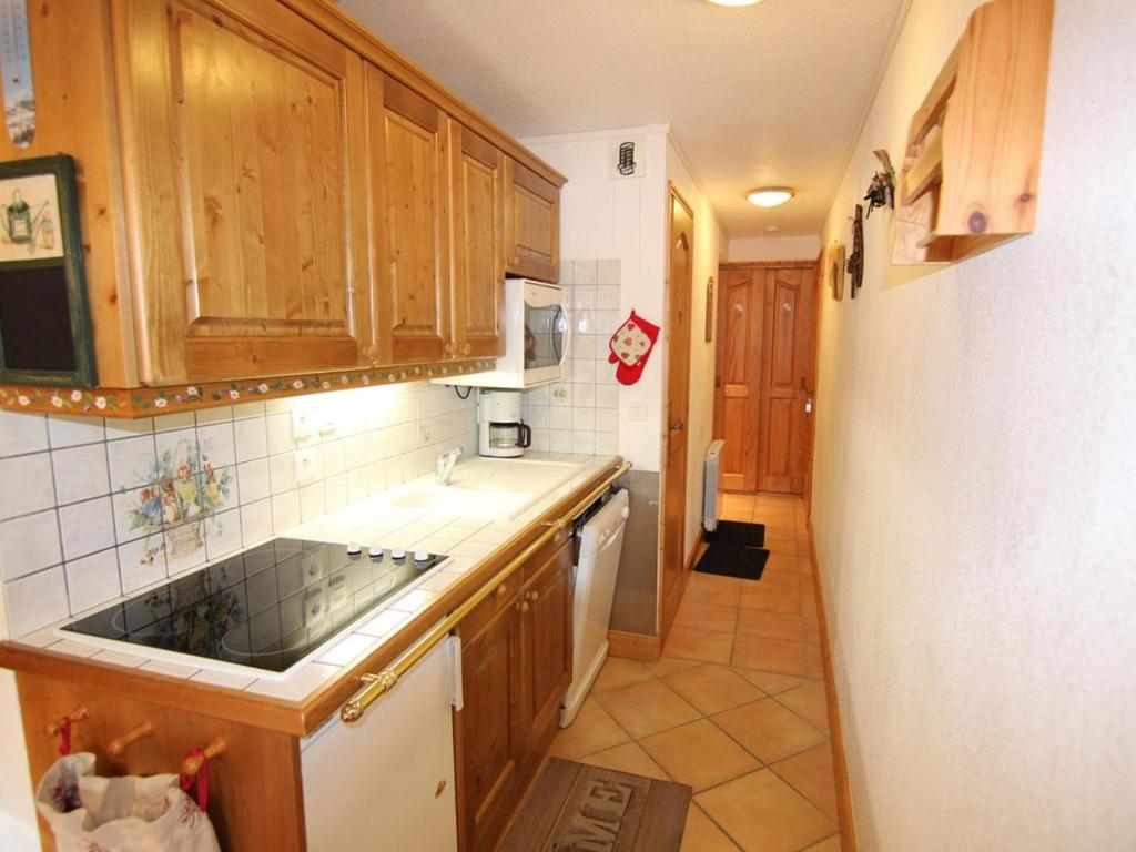 Una cocina o kitchenette en Appartement Les Saisies, 2 pi&egrave;ces, 4 personnes - FR-1-594-168