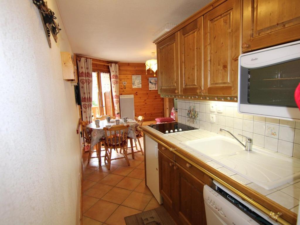 Una cocina o kitchenette en Appartement Les Saisies, 2 pi&egrave;ces, 4 personnes - FR-1-594-168