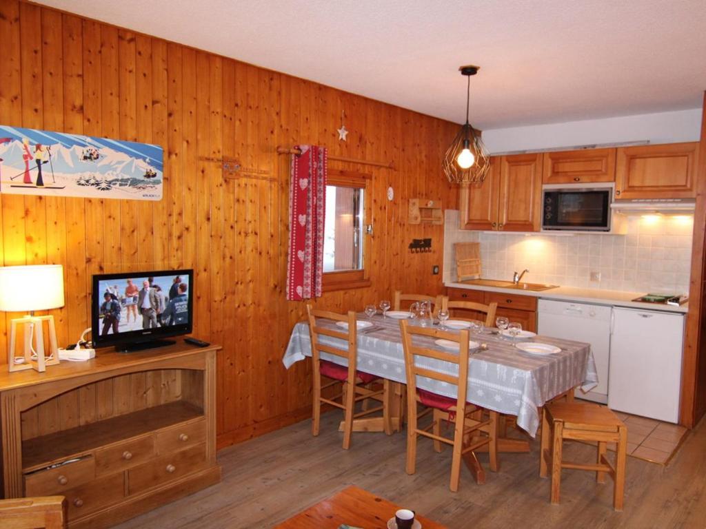 une salle à manger avec une table et une cuisine dans l'établissement Studio Alcôve Cabine 6 Pers, Balcon & Wifi - Les Saisies - FR-1-594-200, à Hauteluce