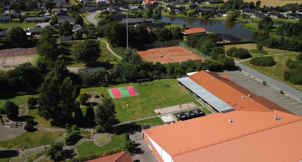 eine Aussicht auf einen Schulcampus mit einem grünen Feld in der Unterkunft Hotel Søgården Brørup in Brørup