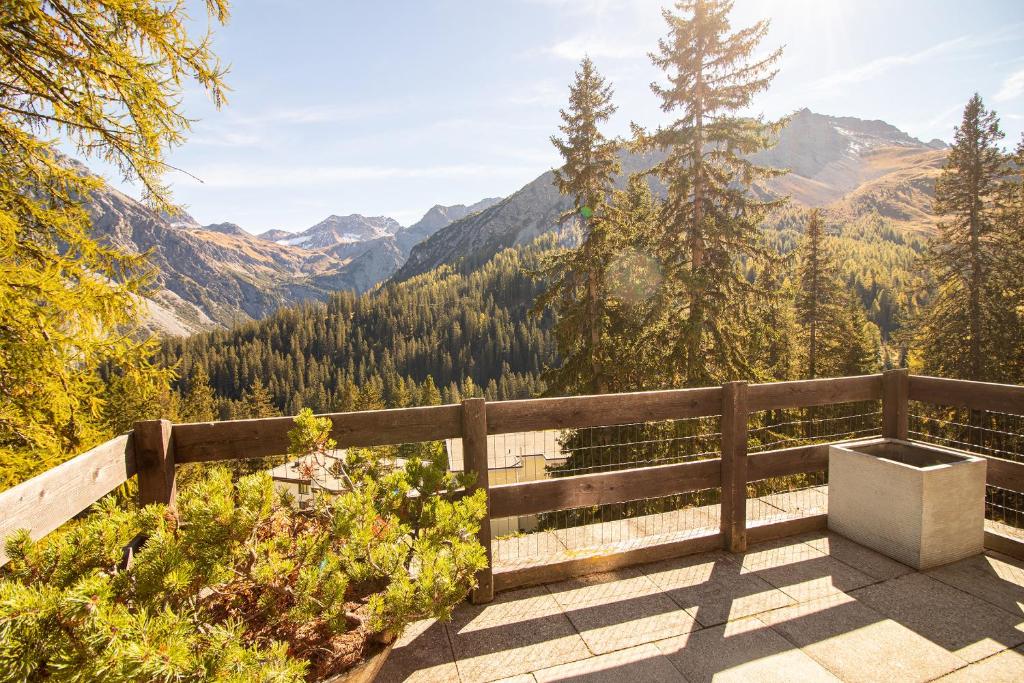 a bench on a fence overlooking a mountain valley at Miraflor Carmen - Arosa Holiday in Arosa