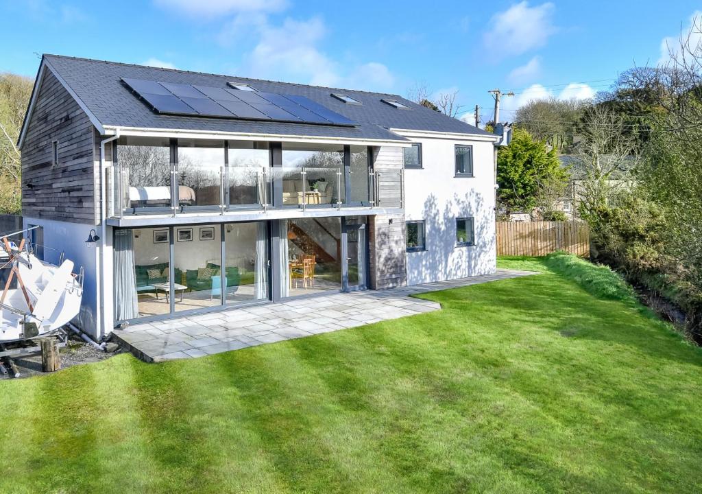 un'immagine di una casa con pannelli solari sopra di Ty Nant a Dinas