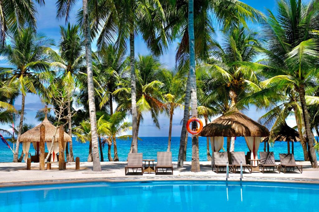 Piscina di Coco Grove Beach Resort, Siquijor Island o nelle vicinanze