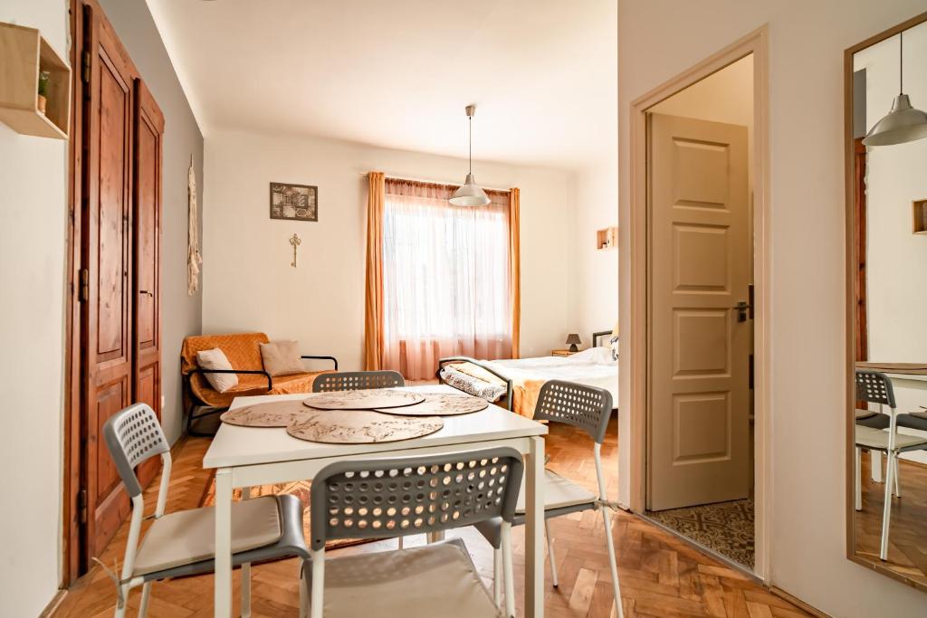 A seating area at Colors Apartment