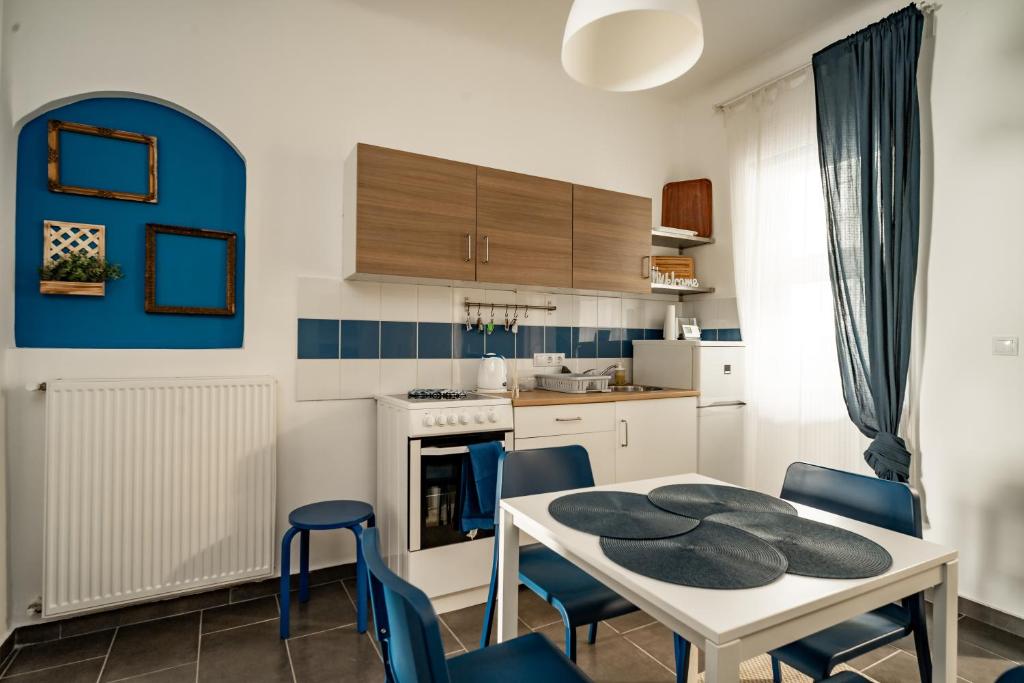 A kitchen or kitchenette at Colors Apartment