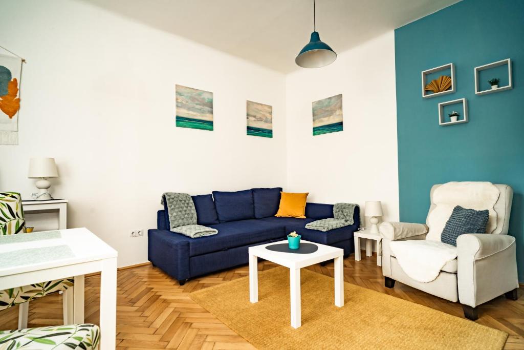 A seating area at Colors Apartment