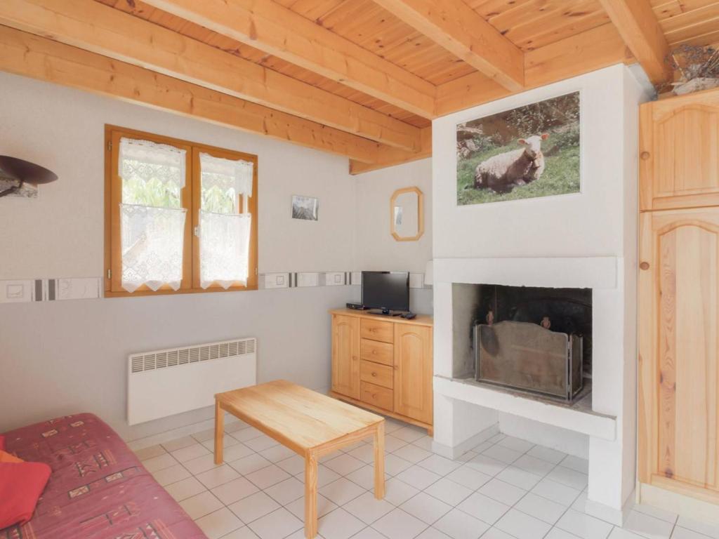 a living room with a fireplace and a tv at Maison Luz-Saint-Sauveur, 3 pièces, 4 personnes - FR-1-402-40 in Luz-Saint-Sauveur