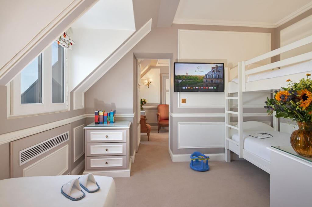 
Family Suite (2 Adults + 2 Children)
