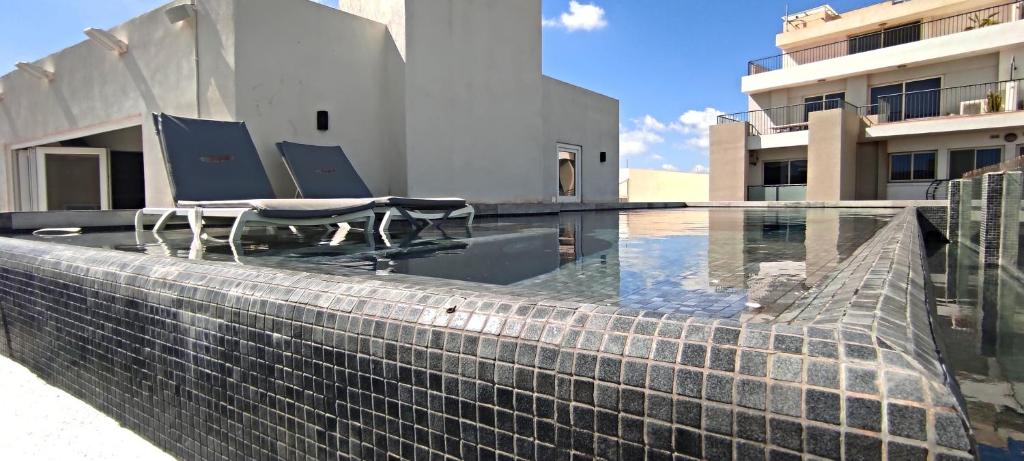 Gzira, Penthouse with Pool just off the Seafront!، إيل جزيرا (أسعار ... - Off Grid Penthouse Homes With A Pool
