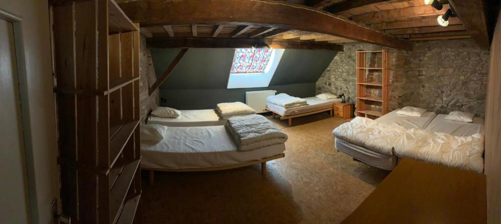 - une chambre avec deux lits et un canapé dans l'établissement Ferme Leclercqz, à Le Mesnil