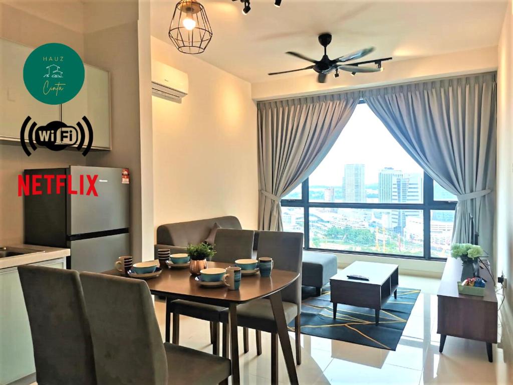 cocina y sala de estar con mesa y sillas en SKS Pavillion 1Bedroom High Floor @2pax By HAUZ CINTA, en Johor Bahru