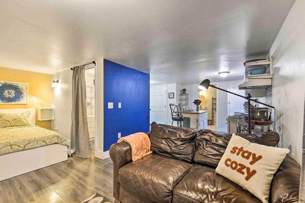 ein Wohnzimmer mit einem Sofa und einer blauen Wand in der Unterkunft Cozy Studio Plus in Winooski with Home Gym! in Winooski