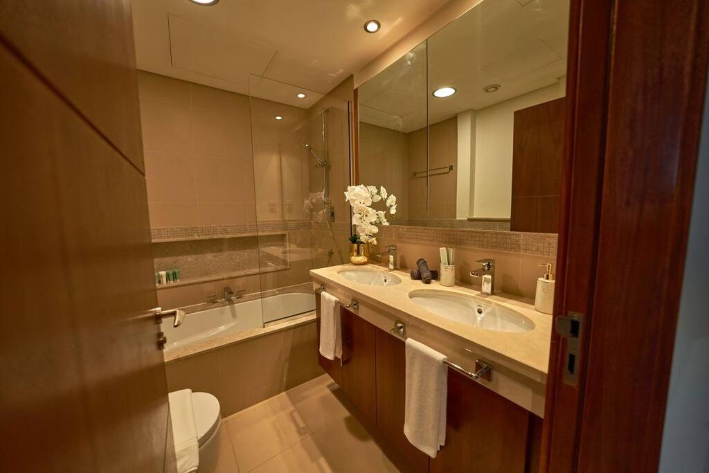 Koupelna v ubytování Magnificent Stunning 3 BR With Burj Khalifa View