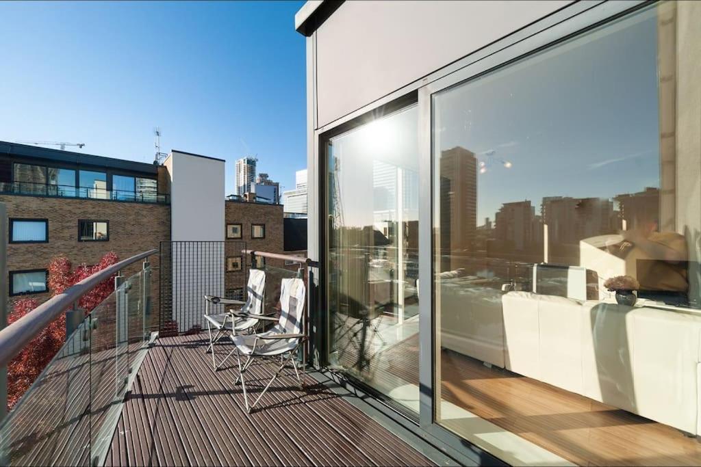 ロンドンにあるCity Waterview 2B2B Lux Apartmentの市街の景色を望むバルコニー(椅子付)