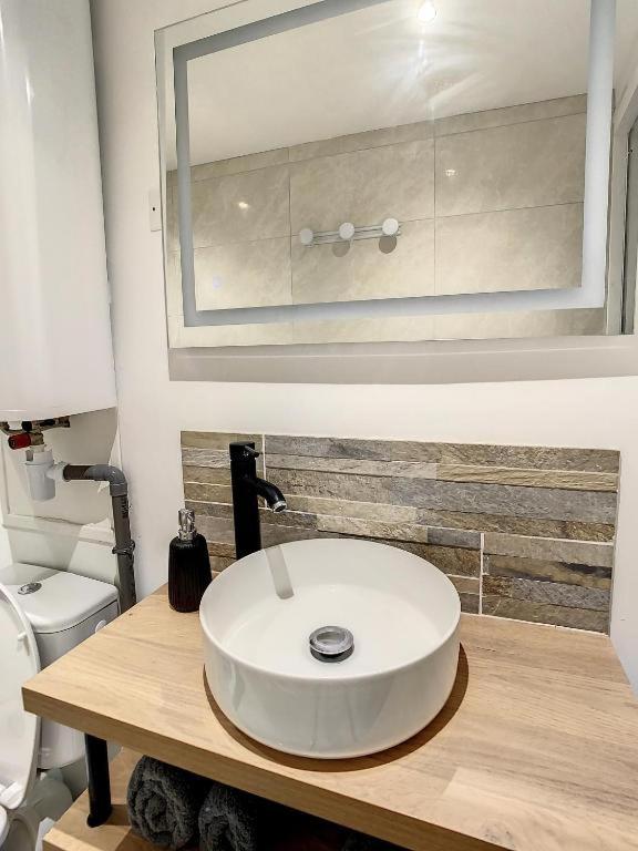 Kúpeľňa v ubytovaní GRAND STUDIO AMIENS GARE TOUT CONFORT WIFI NETFLIX 2PERS