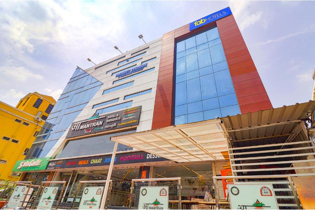 um grande edifício com uma placa em frente em FabHotel Aamantran & Banquet Halls em Hyderabad