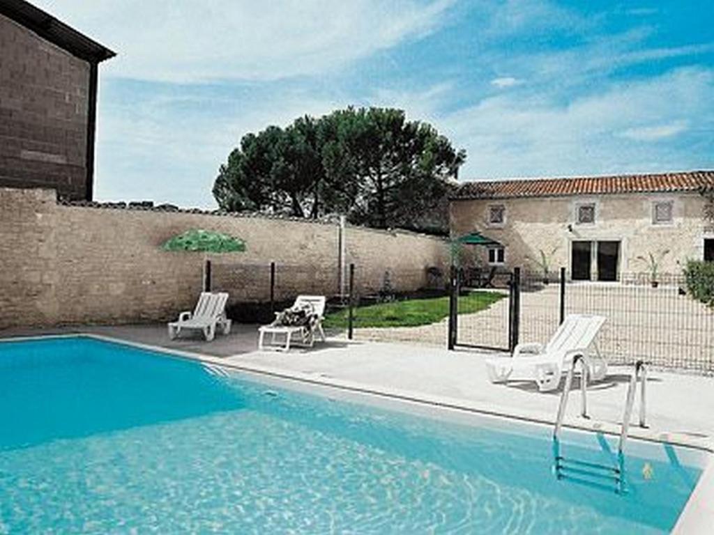 Bazén v ubytovaní Gîte Cognac Jarnac alebo v jeho blízkosti