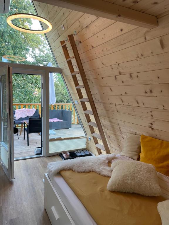 Posezení v ubytování Glamping Holiday House with terrace and sauna- no hot tub- Hisa oddiha