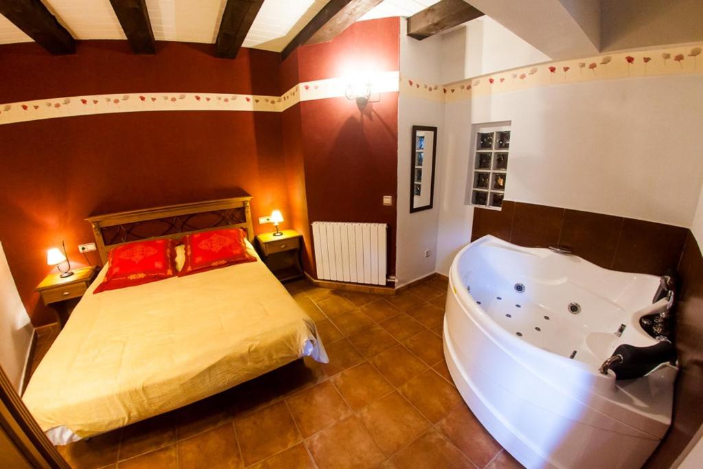 Postel nebo postele na pokoji v ubytování Balcon del Pirineo Rural Ordesa
