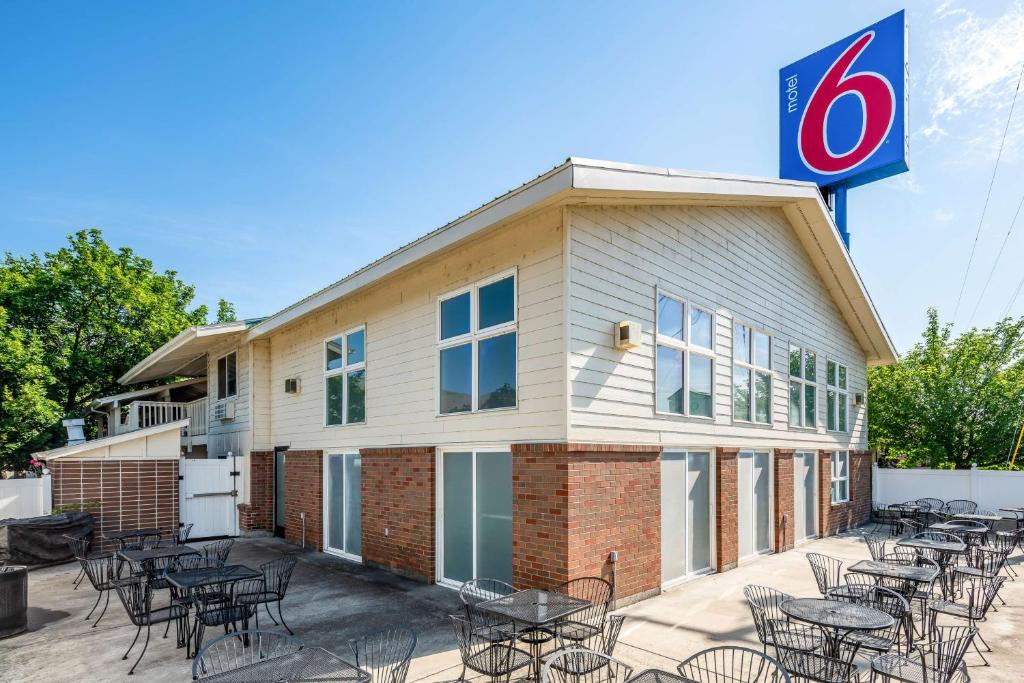 ein Gebäude mit Tischen und Stühlen davor in der Unterkunft Motel 6 Clarkston WA in Clarkston