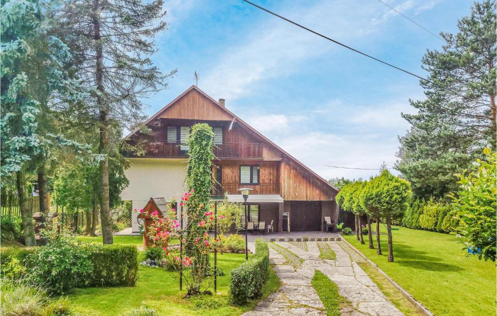 une maison avec un jardin en face dans l'établissement Ranczo, à Mogilany