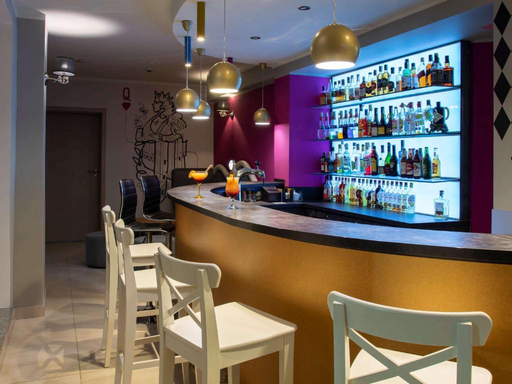 Lounge alebo bar v ubytovaní Ibis Styles Gniezno Stare Miasto