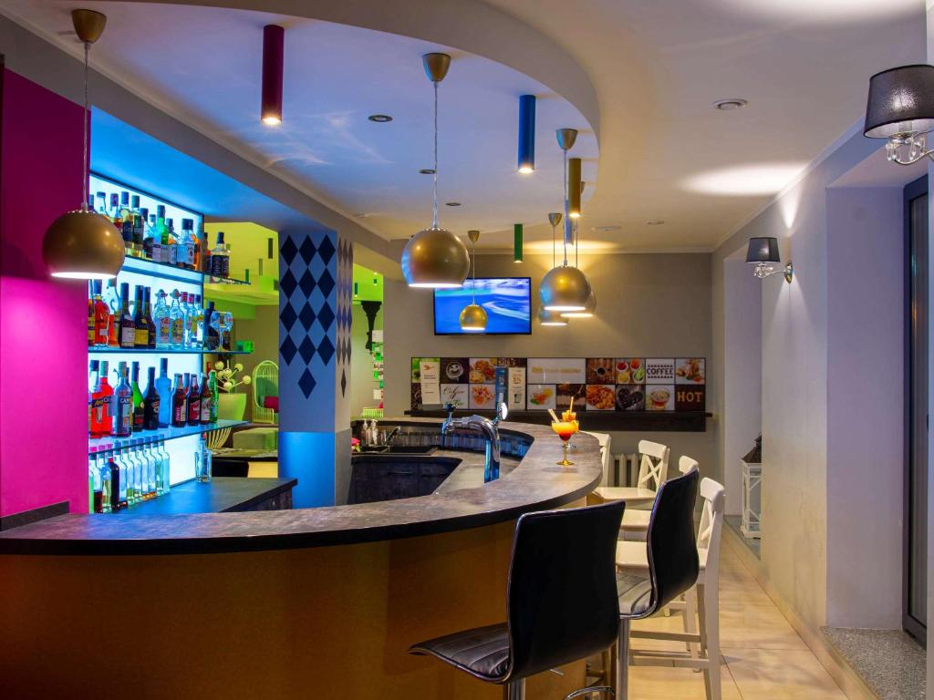 Lounge alebo bar v ubytovaní Ibis Styles Gniezno Stare Miasto
