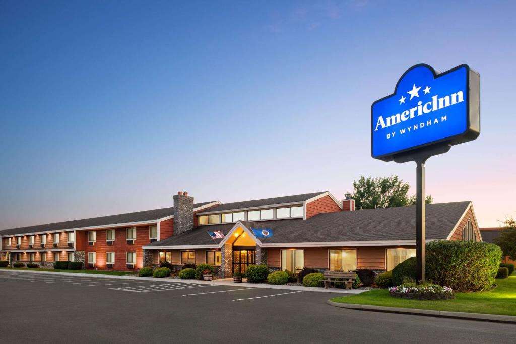 Un hotel con un cartel delante de un edificio. en AmericInn by Wyndham Bemidji, en Bemidji
