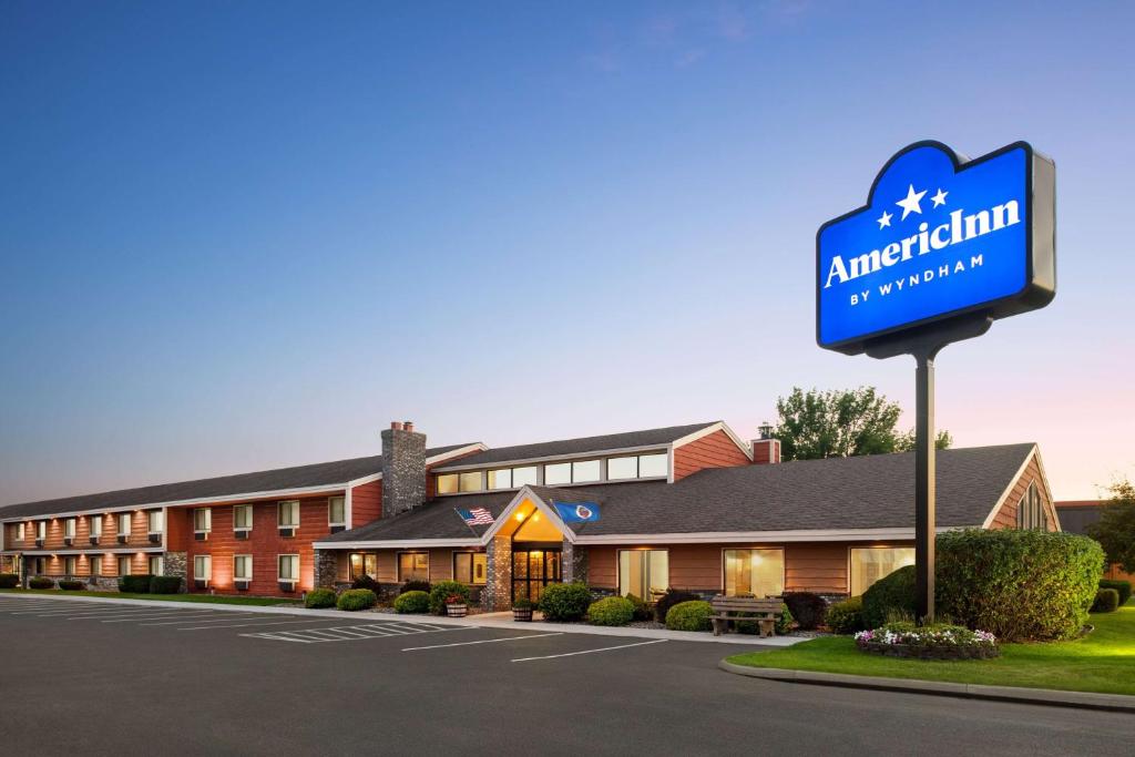 un hotel con un cartel frente a un edificio en AmericInn by Wyndham Bemidji, en Bemidji