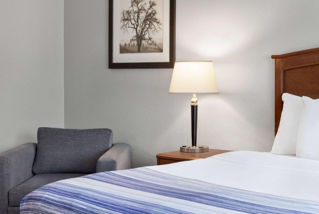 AmericInn by Wyndham Bemidji - Habitación Con Cama Extragrande - No Fumadores