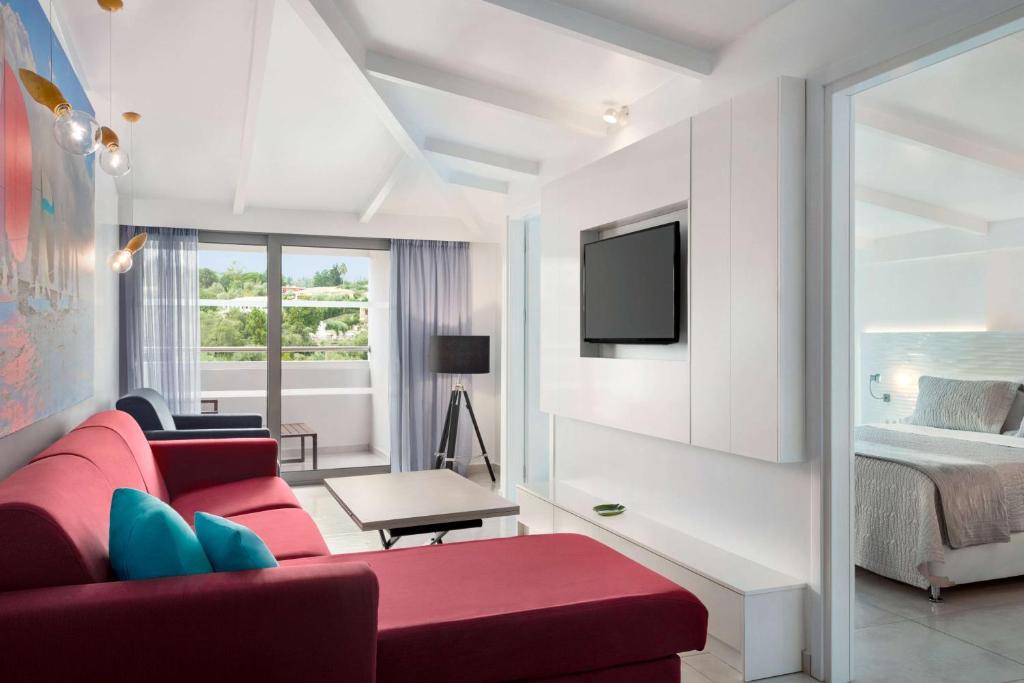 TV a/nebo společenská místnost v ubytování TRYP by Wyndham Corfu Dassia