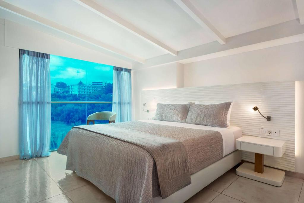 Postel nebo postele na pokoji v ubytování TRYP by Wyndham Corfu Dassia
