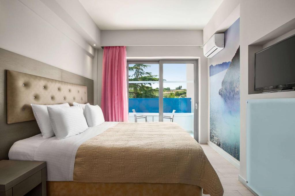 Postel nebo postele na pokoji v ubytování TRYP by Wyndham Corfu Dassia