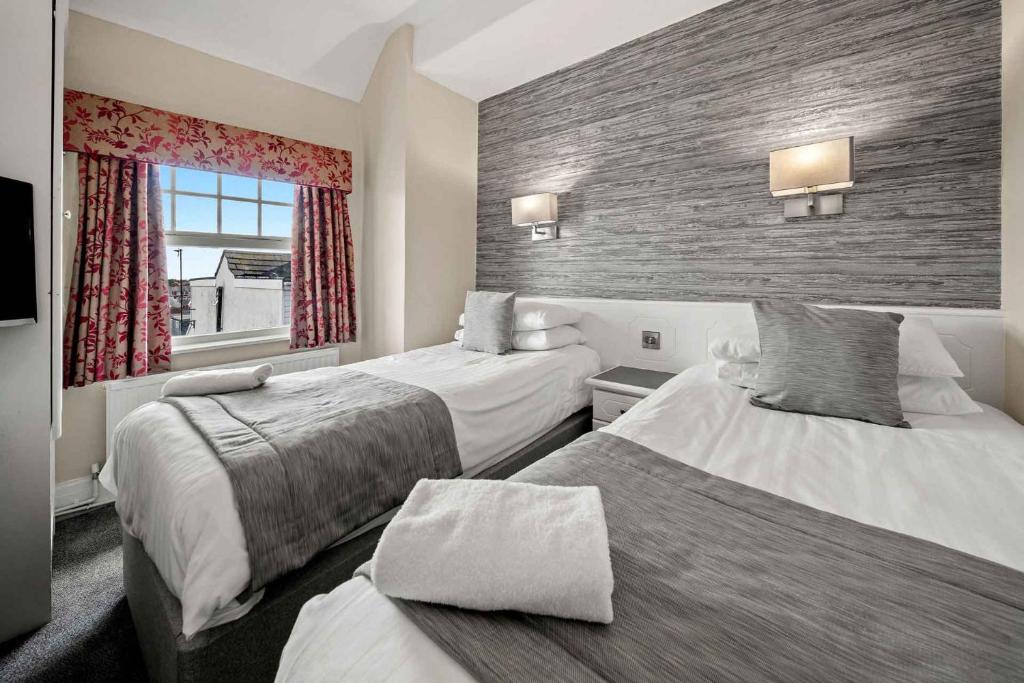 Cliffs Hotel - 