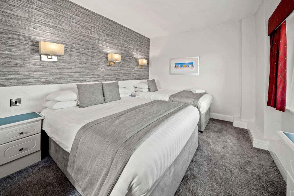 Cliffs Hotel - 