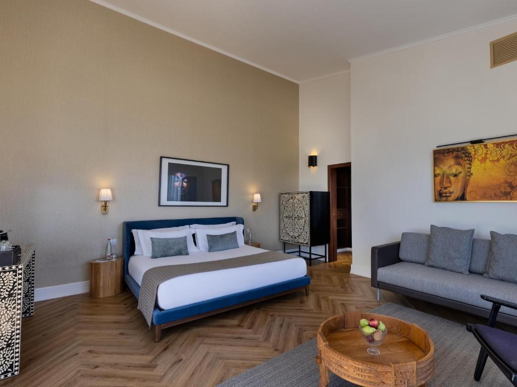 Postel nebo postele na pokoji v ubytování Herbert Samuel Royal Shangri-La Eilat